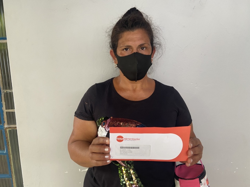 Maria Cícera com seu Cartão Alimentação. Foto: Ascom Semas