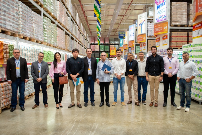 Secretário Pedro Vieira (ao centro), secretário Maurício Filho (à direita, de branco) Chefe de Gabinete, Henrique Plech (à esquerda, de camisa preta), e diretora de Fiscalização do Uso do Solo, Carolina Neves (à esquerda), junto com o pessoal da diretoria nacional da rede Assaí. Foto: Juliete Santos/Secom Maceió