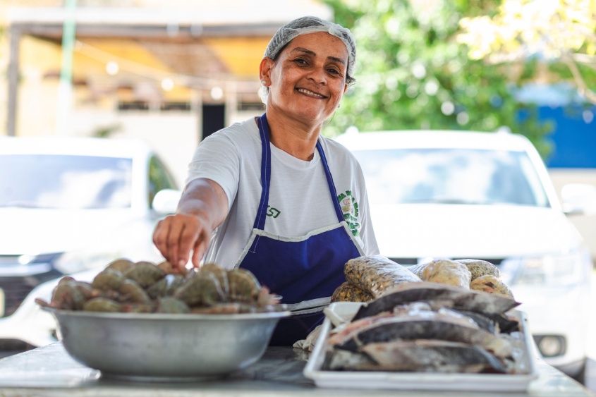 Roseli é comerciante há anos e contou estar ansiosa para as vendas durante este período. Foto: Alisson Frazão / Secom Maceió.