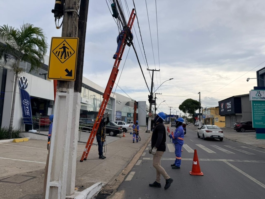 Fiação obsoleta é retirada enquanto equipamentos ativos são organizados em filamento único. Foto: Neto Melo/ Ascom Ilumina