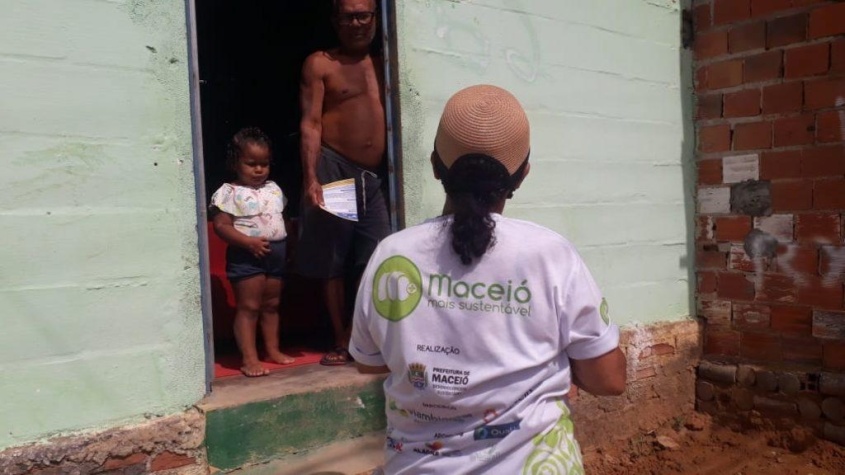 José Santos, morador da Grota do Moreira, agradeceu pela poda das árvores que causavam riscos. Foto: Ascom Sudes