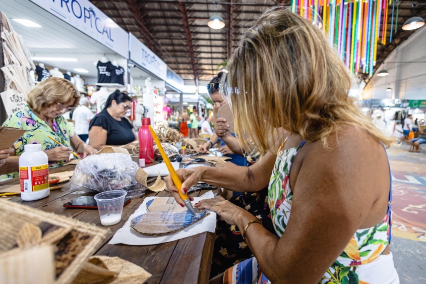 Artesãs aprendem a trabalhar com a fibra da bananeira. Foto: Felipe Sóstenes/Secom Maceió