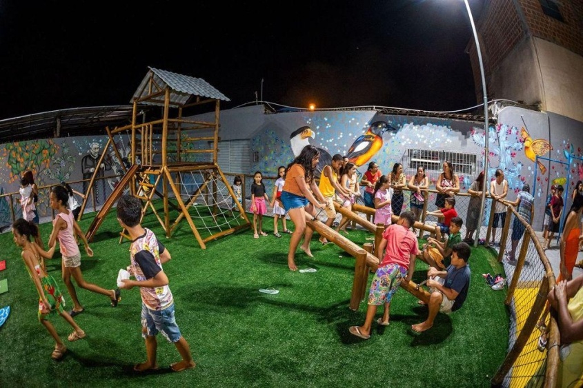 Crianças do bairro já aproveitam os novos equipamentos da praça reformada. Foto: Itawi Albuquerque