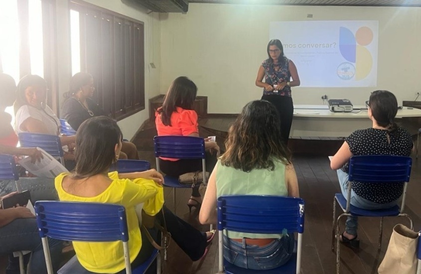 Coordenadora da CGASPD, Pamela Mascarenhas, durante capacitação. Foto: Atenção à Pessoa com Deficiência/SMS