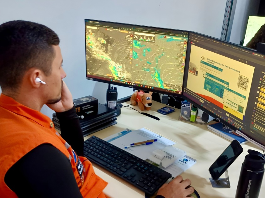 Trabalho de acompanhamento é realizado no Centro Integrado de Monitoramento e Alerta da Defesa Civil de Maceió. Foto: Ascom Defesa Civil de Maceió