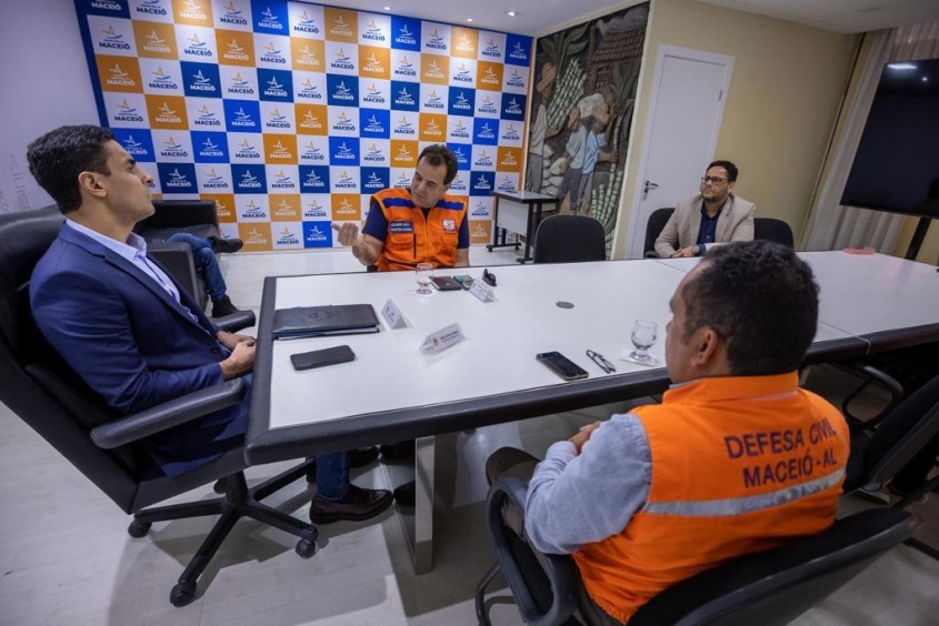 Secretário nacional se reuniu com o prefeito JHC, com o coordenador da Defesa Civil Municipal, Abelardo Nobre, e com o coordenador do Gabinete dos Bairros Afundados, Ronnie Motta. Foto: Itawi Albuquerque/Secom Maceió