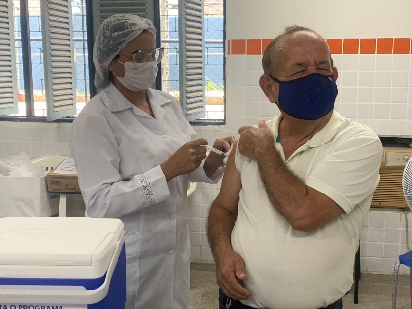 Osmário Sarmento tomou a terceira dose em seu local de trabalho. Foto: Ascom SMS
