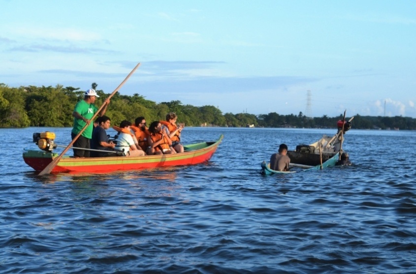 Turistas observando a pesca do sururu realizada por um marisqueiro local, durante o projeto-piloto da rota turística entre o Vergel do Lago e o Pontal da Barra . Foto: Iza Aguiar/Ascom Semce