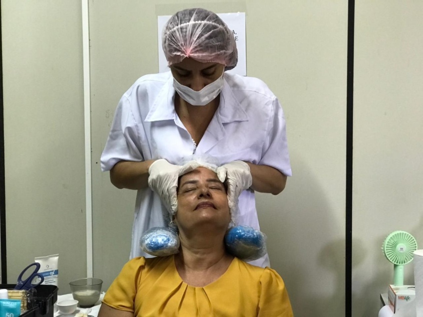 Servidoras aproveitam serviço de revitalização facial. Foto: Ascom Semge