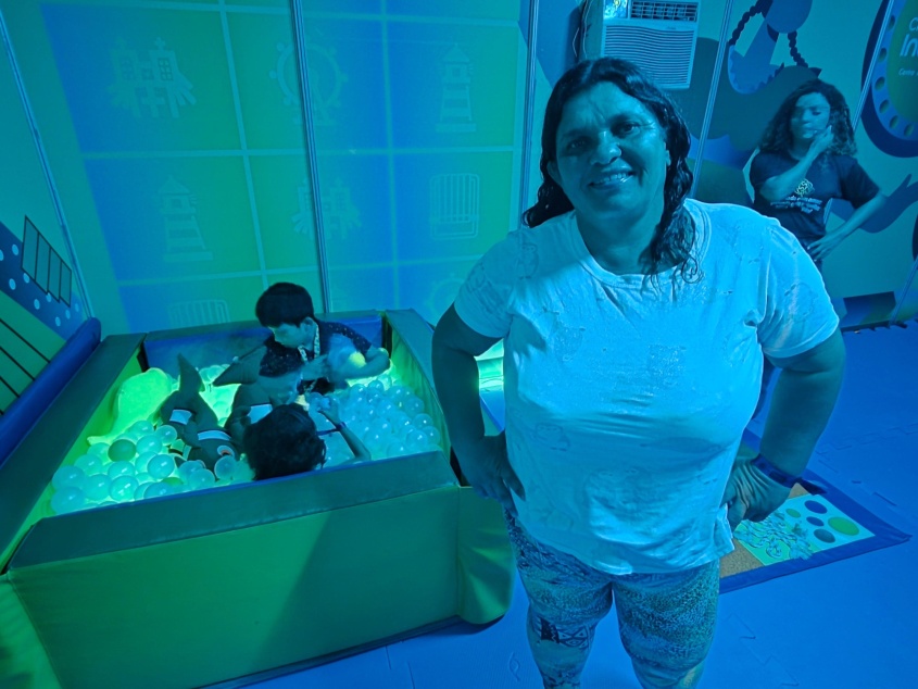 A paulista Rosângela dos Santos aprova a estrutura da sala sensorial enquanto acompanha os filhos, Carlos Daniel e Natasha Carolina, na piscina de bolinhas. Foto: Victor Vercant/Secom Maceió