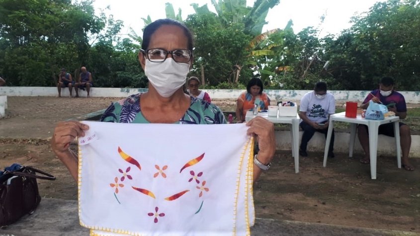 Usuária do Caps, Rosilene Silva, mostra um de seus trabalhos. Foto: Ascom SMS
