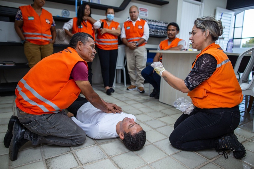 Os NUDEC's realizaram a simulação de um socorro, instruídos pela agente operacional da Defesa Civil. Foto: Alisson Frazão/Secom Maceió
