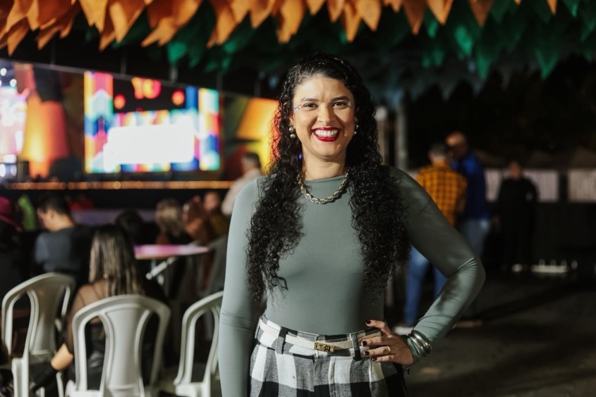 A secretária municipal da Mulher, Pessoas com Deficiência, Idosos e Cidadania, Sarah Nunes, acompanha a estrutura e o funcionamento do Camarote PCD no São João Massayó. Foto: Mariel Matias/Secom Maceió