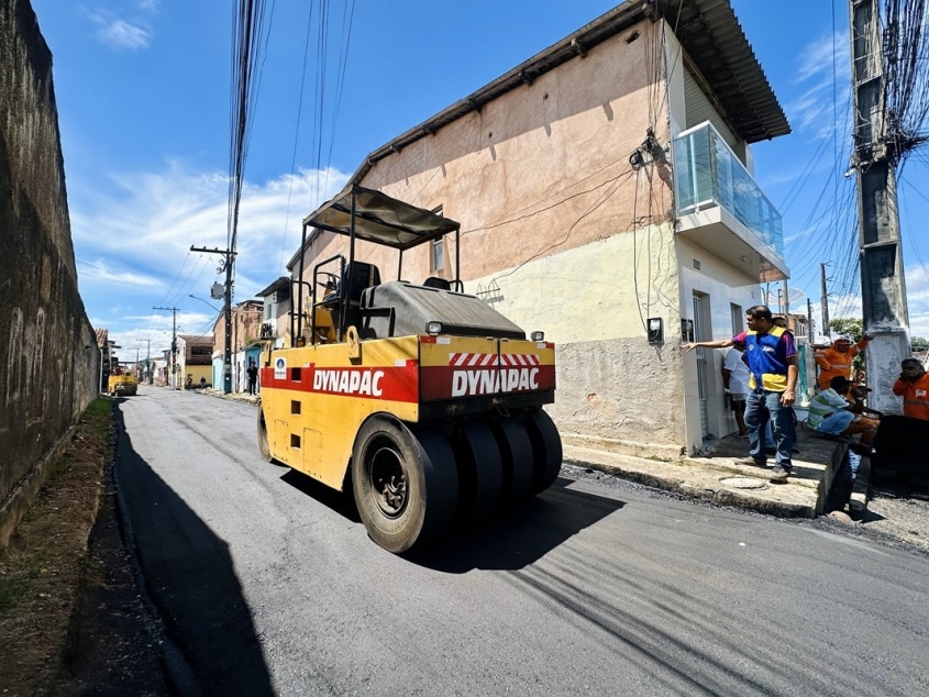 Asfalto sendo implantada na Rua Senhor do Bonfim.  Foto: Kailhane Amorim/ Ascom Seminfra