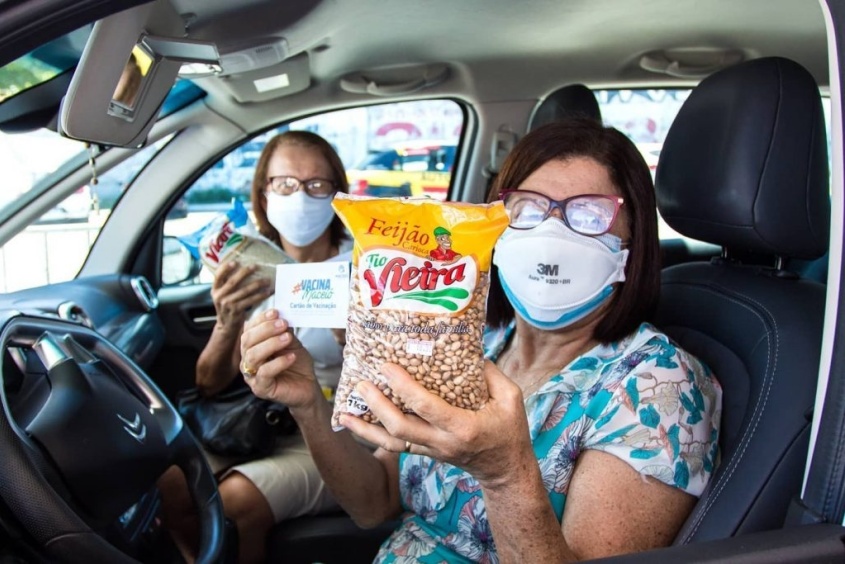 População que foi vacinar contribuiu doando alimentos.