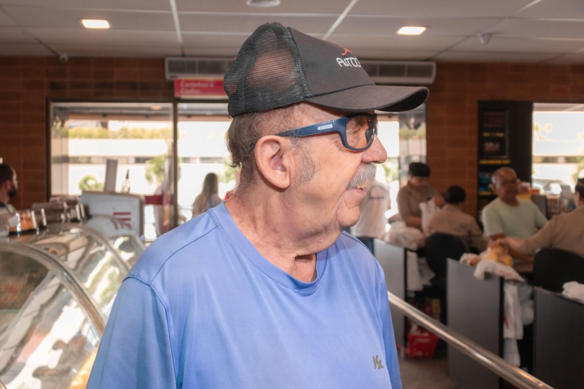Seu Álvaro Costa parabenizou a Vigilância pela entrega do selo de qualidade. Foto: Victor Vercant