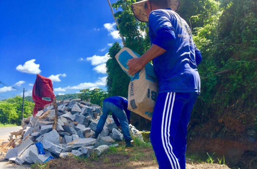 Infraestrutura inicia obra de recuperação de canaleta na Ladeira de Fernão Velho