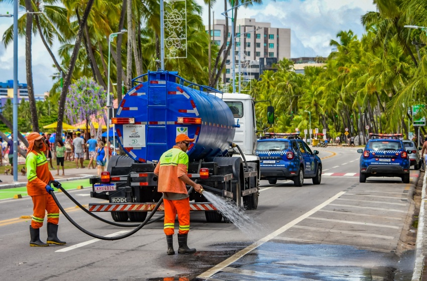Após prévias carnavalescas, agilidade no trabalho dos garis mantém ruas limpas