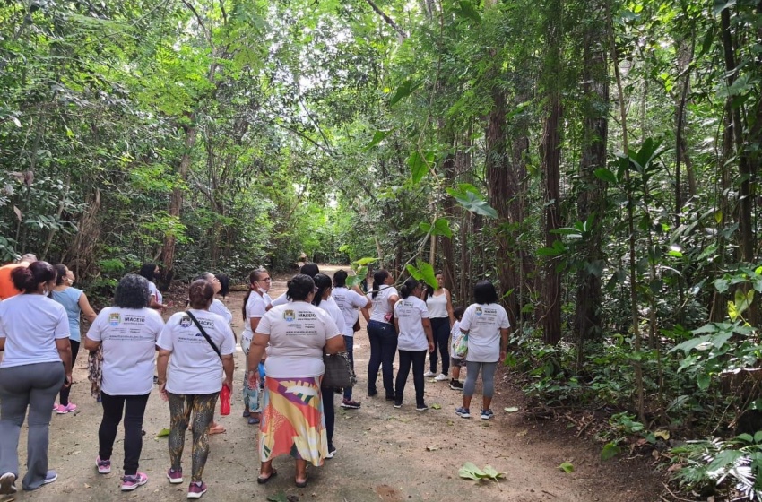Mulheres do Serviço de Convivência do Cras Santos Dumont visitam Parque do Horto