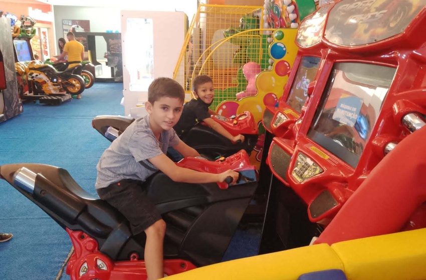 Crianças da unidade de acolhimento Rubens Colaço aproveitam dia no shopping