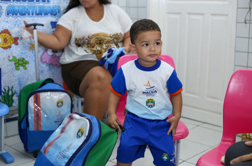 Educação continua entregando kits de fardamento a alunos da rede municipal