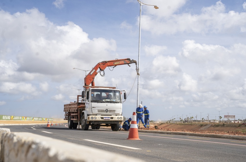 Obras de iluminação pública avançam na Avenida Marília Mendonça