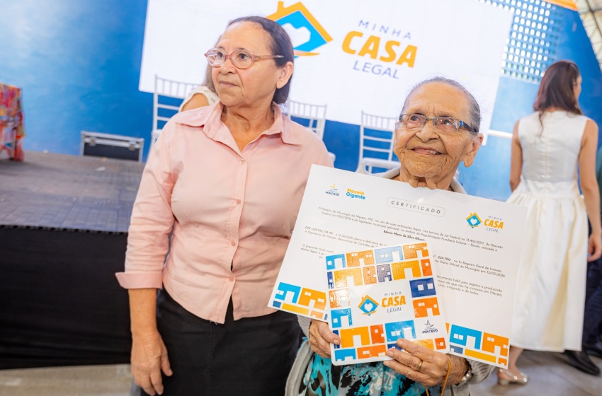 Segurança e dignidade: Prefeitura entrega certificados de regularização fundiária a famílias