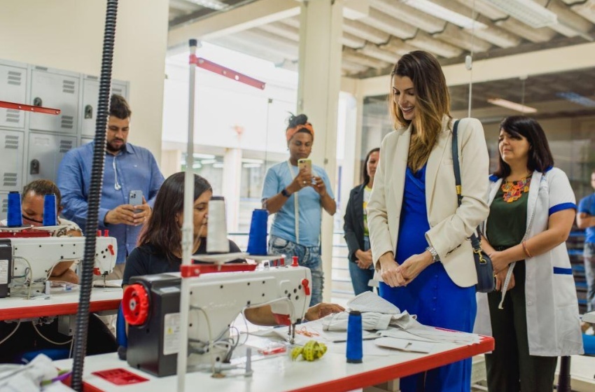 Primeira-dama palestra sobre mercado da moda a alunos de curso de costureiro industrial