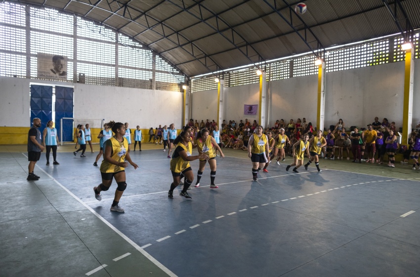 Torneio reuniu mais de 120 competidoras de dez equipes e lotou ginásio no Tabuleiro