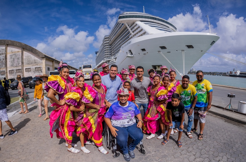 Prefeitura recepciona passageiros do maior cruzeiro a navegar pelo Brasil