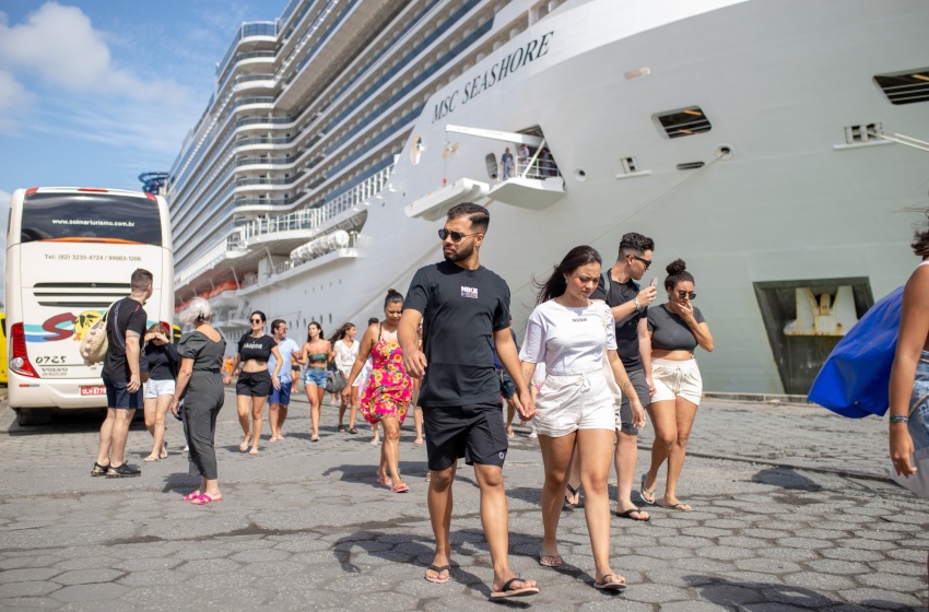 Prefeitura de Maceió disponibiliza transporte gratuito para turistas conhecerem o Pontal da Barra