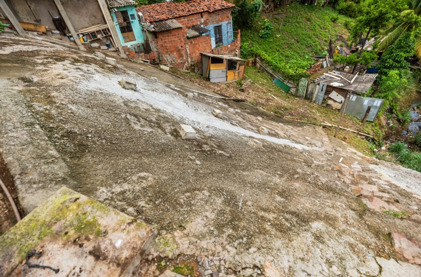 Obra pioneira de contenção definitiva de encosta elimina área de risco no Jacintinho