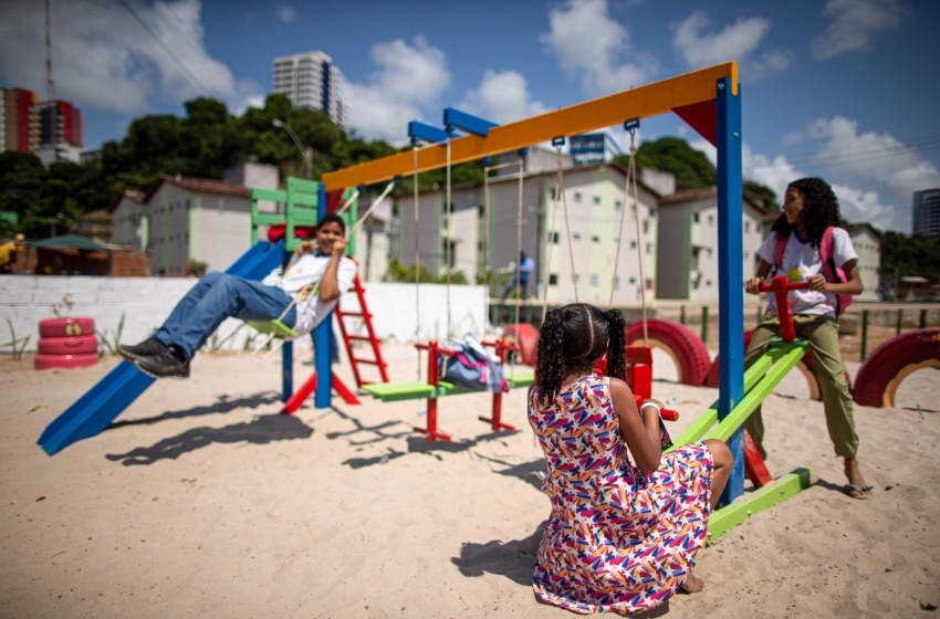 Vale do Reginaldo ganha parque infantil em espaço antes tomado por lixo e lama