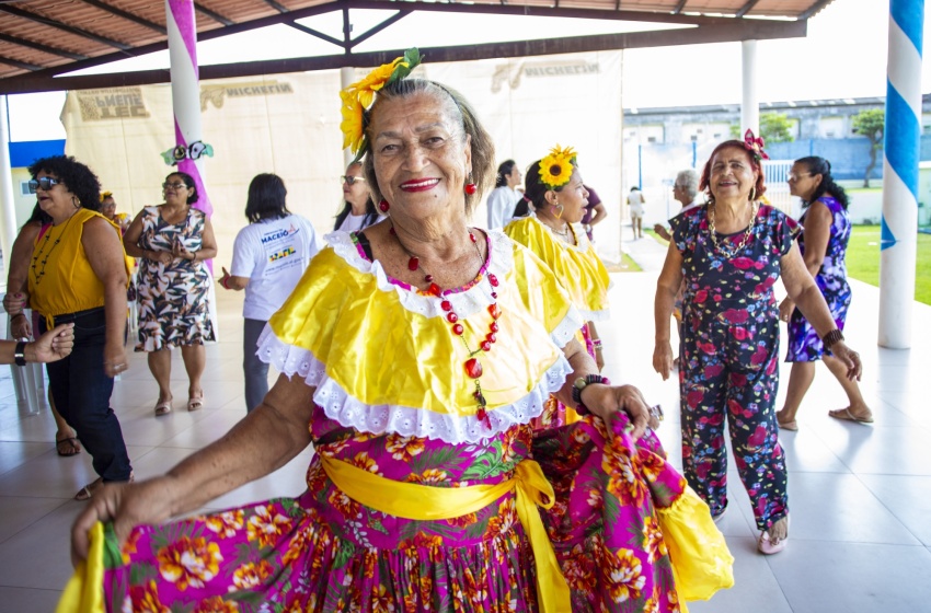 Baile dos Idosos leva qualidade de vida e lazer para usuários do Serviço de Convivência