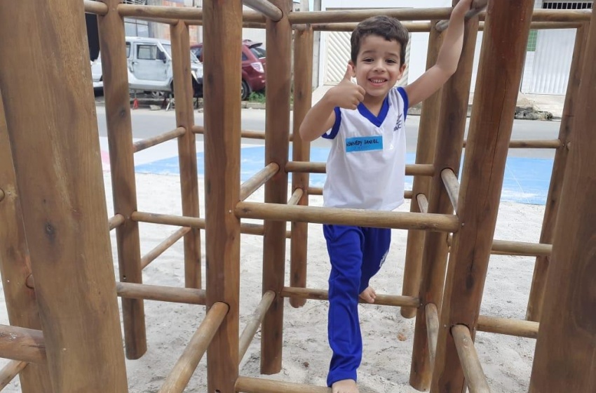 Alunos da Escola Municipal Zilka de Oliveira curtem atividade de lazer na Praça Eurico Mendonça Fernandes