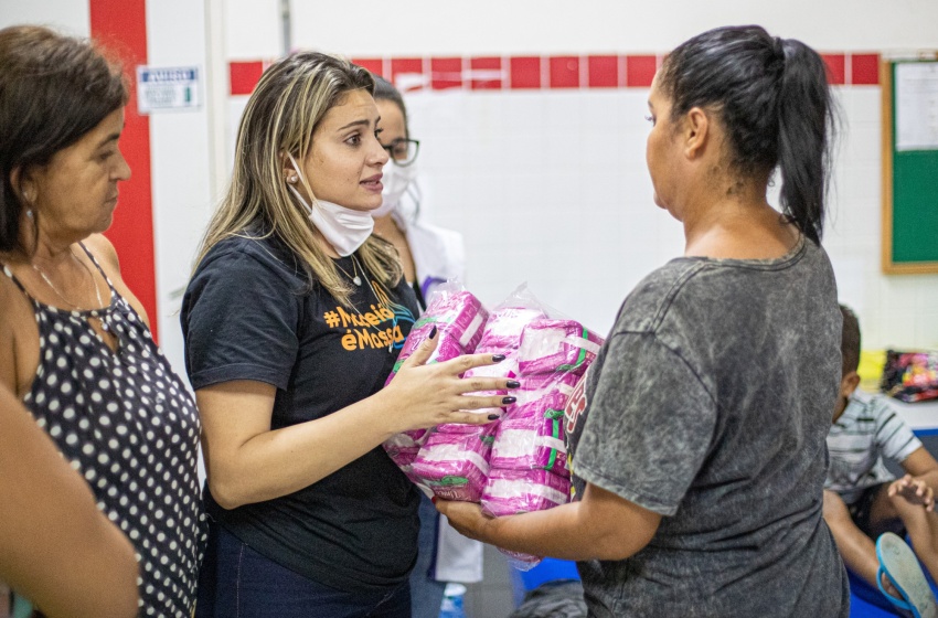 Gabinete da Mulher entrega absorventes para desabrigadas