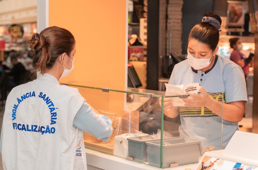 Fiscais da Vigilância Sanitária levam ações educativas ao Maceió Shopping