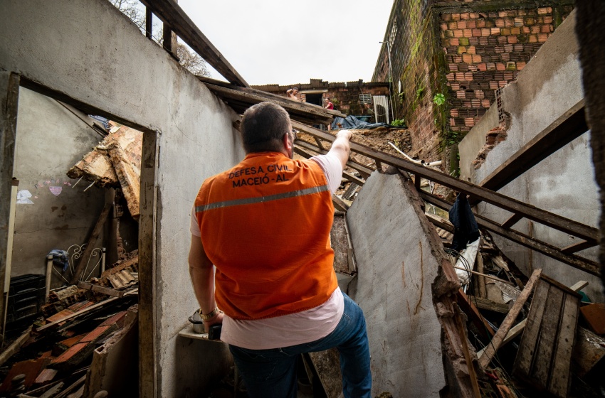Vistorias da Defesa Civil de Maceió identificam riscos em residências