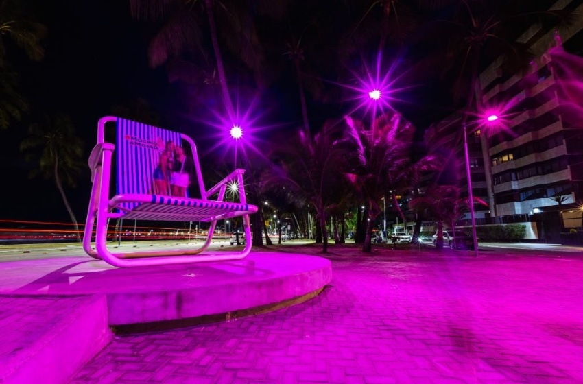 Maceió ganha iluminação especial na cor rosa para alerta contra o câncer de mama