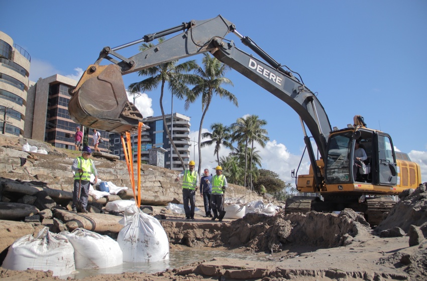 Prefeitura inicia intervenção de urgência em pontos de erosão na costa de Maceió