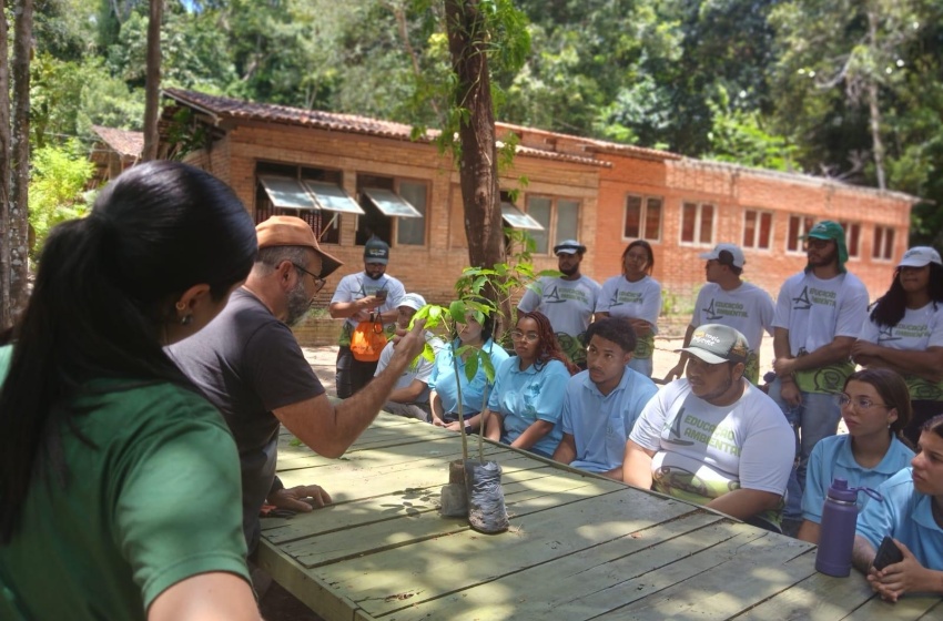 Educadores ambientais da Alurb recebem capacitação sobre plantio de árvores