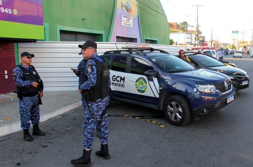 Guarda Municipal presta apoio após parte da cobertura do Mercado de Jaraguá desabar