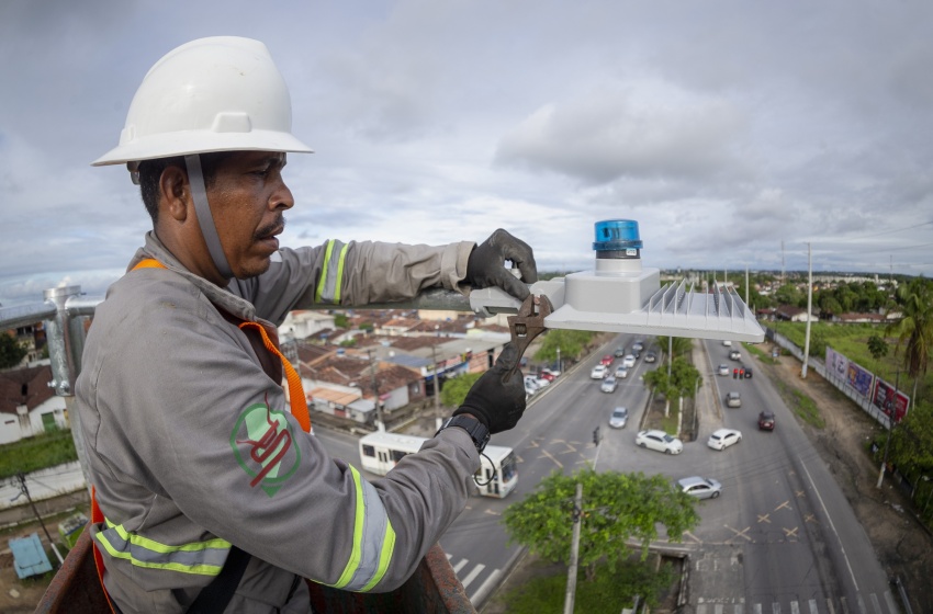 Ilumina muda paisagem urbana no acesso a Maceió com instalação de LED's