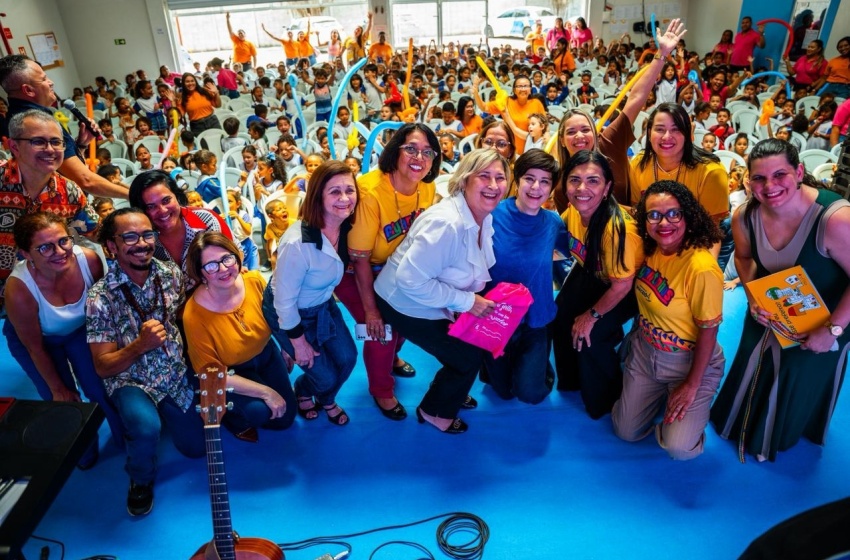 Leitura e música marcam encontro de crianças do Gigantinhos Antares com Fernanda Takai