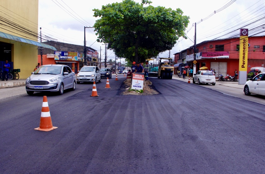Acesso à Rota do Mar: Avenida Benedito Bentes recebe 120 toneladas de asfalto