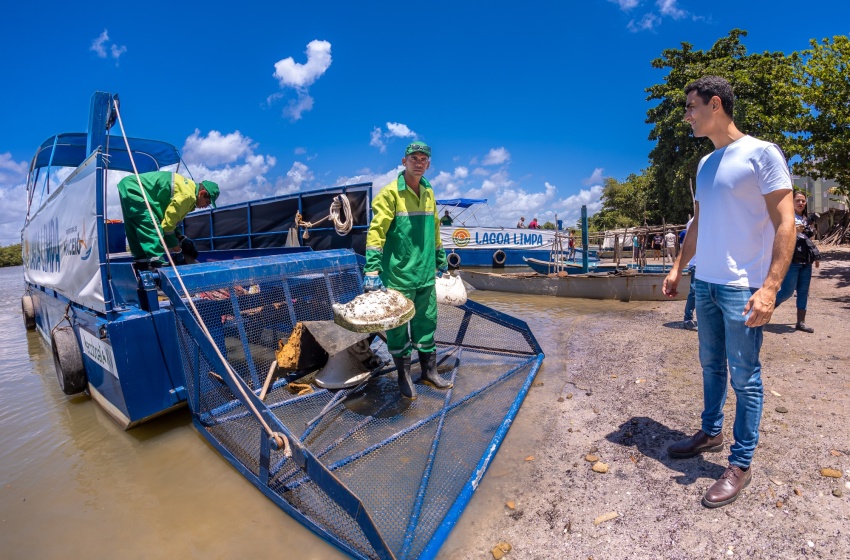 Metodologia inovadora: Prefeitura lança ecoboat para atuar na limpeza da lagoa