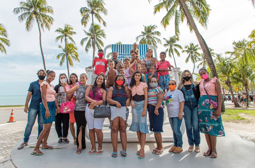 Mulheres assistidas pelo Cras Cidade Sorriso visitam pontos turísticos e espaços instagramáveis na orla de Maceió