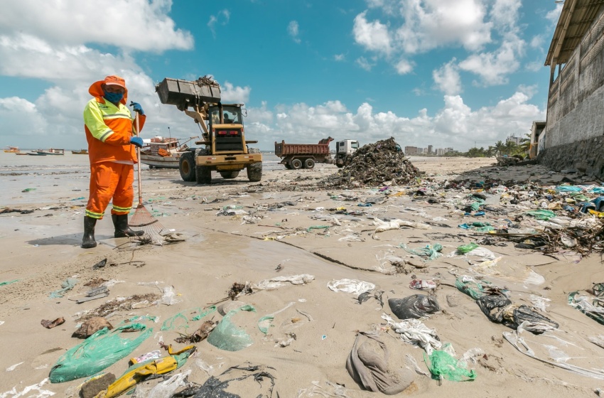 Limpeza na Praia da Avenida retira 300 toneladas de lixo do Centro Pesqueiro