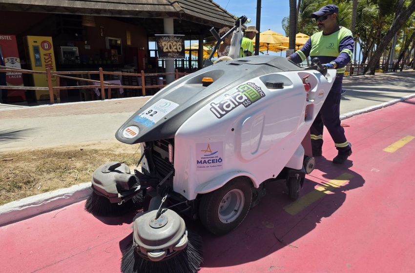 Alurb intensifica limpeza na orla marítima devido aos fortes ventos