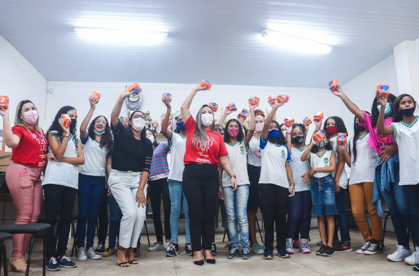 Alunas da Escola Padre Pinho discutem sobre dignidade menstrual durante roda de conversa